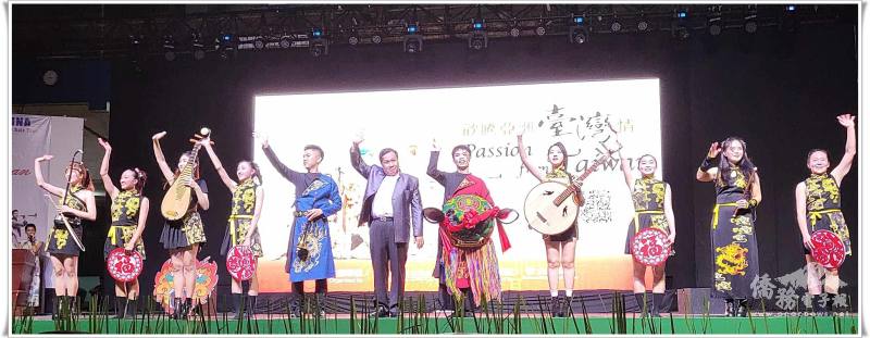 「當代樂坊」演出全體團員謝幕，博得滿堂喝采