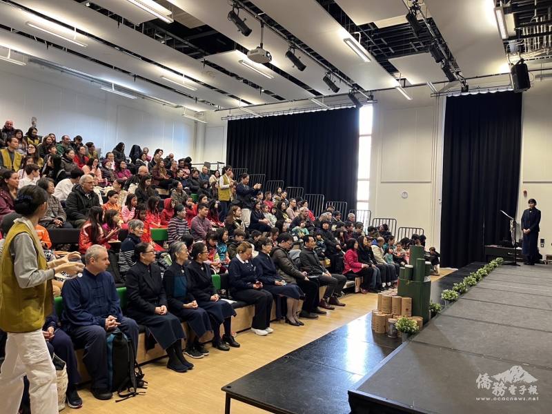現場嘉賓雲集，約300人共襄盛舉，場面溫馨熱鬧 (英國慈濟聯絡處提供)