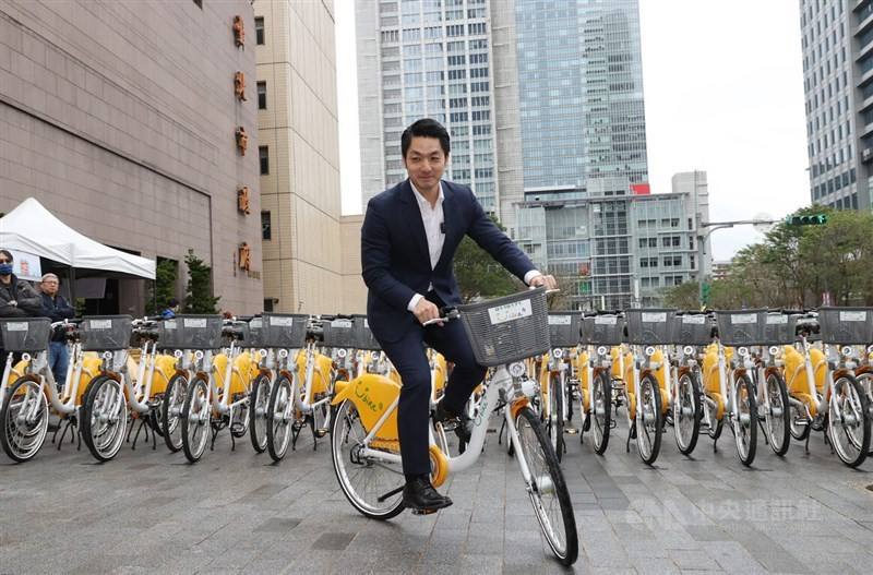Taipei Mayor Chiang Wan-an poses on a YouBike on Tuesday to announce his administration's policy to provide the first 30 minutes of the bike-sharing service in the capital city free. CNA photo