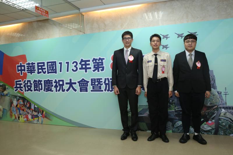 得獎人員接受媒體採訪合照 台北市兵役局黃偉峰（左）、一般替代役男宋瑞君（中）及研發役廖煜銘（右）