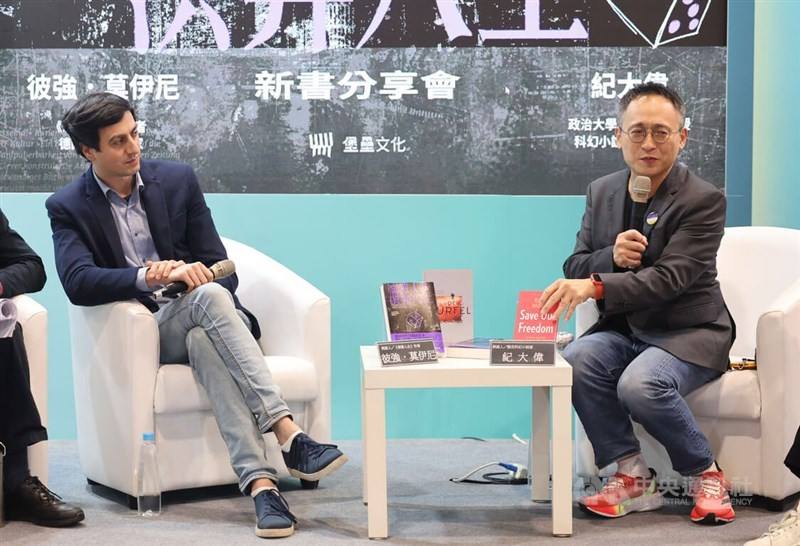 Bijan Moini (left) engages with Taiwanese sci-fi writer Chi Ta-wei (紀大偉) to talk about his book at the 2024 Taipei International Book Exhibition on Feb. 24. CNA photo