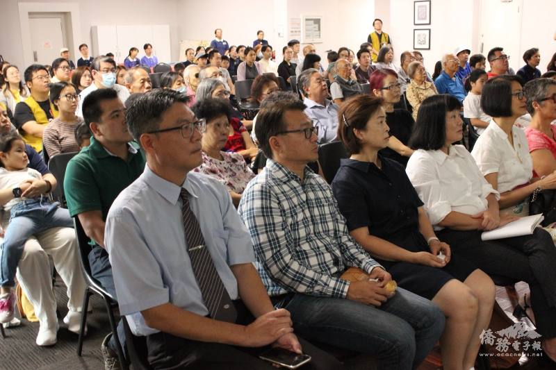 與會者觀看「2023年慈濟大藏經」