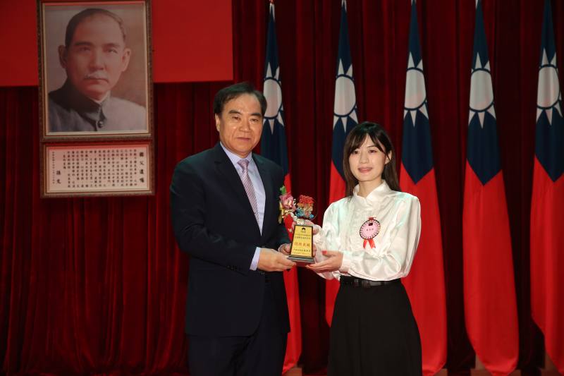 內政部吳政務次長容輝（左）頒獎給績優鄉鎮市區公所（右）役政獎牌