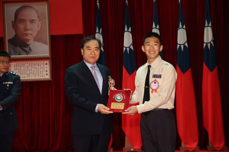 內政部吳政務次長容輝（左）表揚績優替代役役男（右）