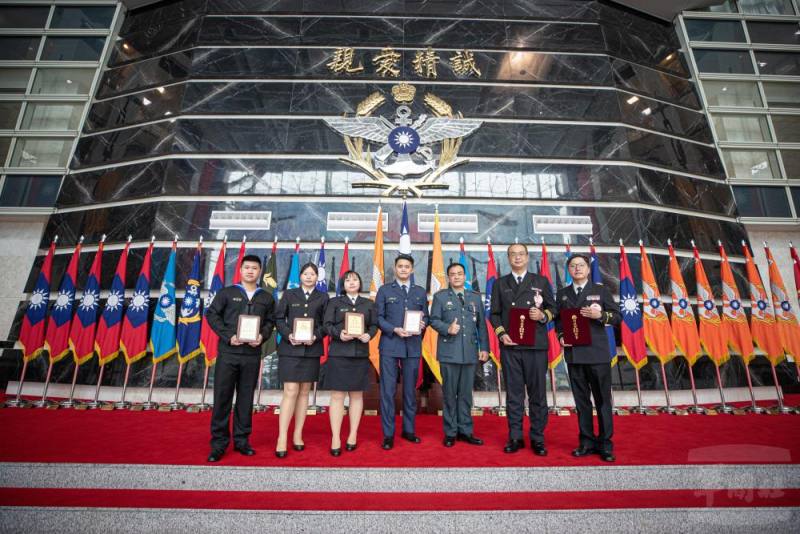 受獎官兵於國防部共同合影。（軍聞社記者陳軍均攝）