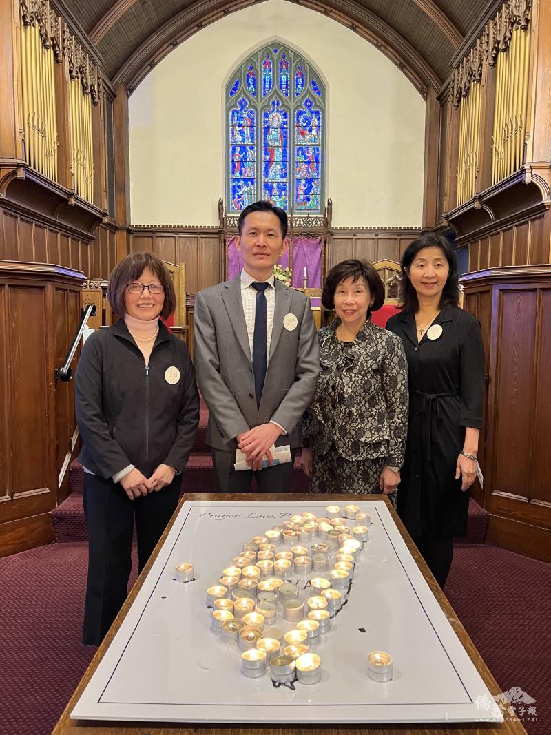 (自左至右) 賴林婉玲長老、處長廖朝宏、僑務委員郭競儒、歐陽瑞琳與象徵守護臺灣自由民主與人權的祈福點燭燭光