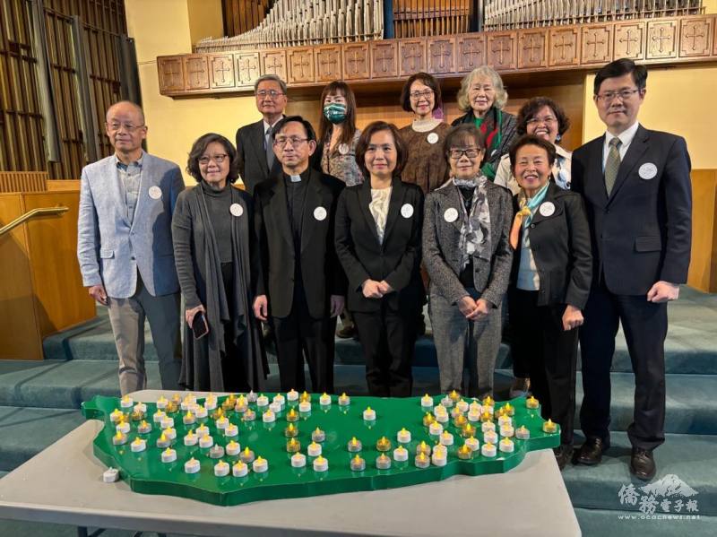 溫哥華僑界於二二八事件77週年追思祈禱音樂紀念會中佩戴「二二八臺灣百合胸章」