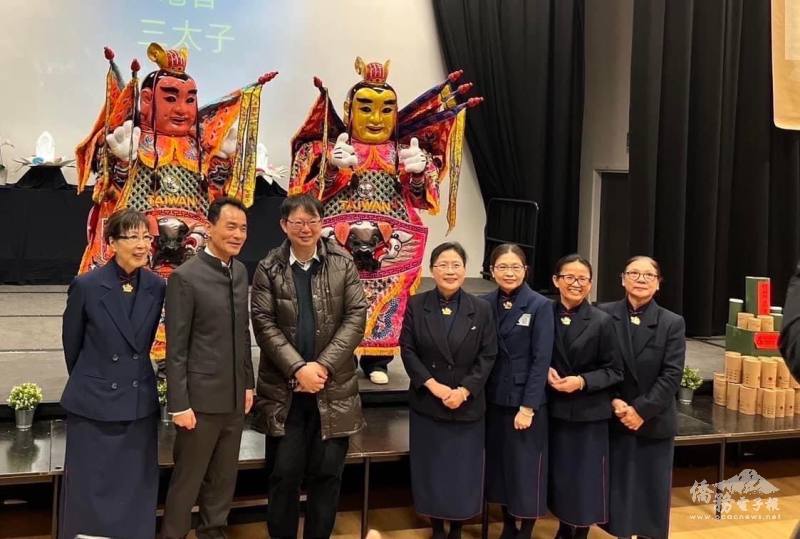 駐英國代表處公使柳惠千(左二)與金融組主任王湘衡(左三)一同出席參與英國慈濟聯絡處主辦之倫敦場歲末感恩暨2024年元宵祈福會 (英國慈濟聯絡處提供)