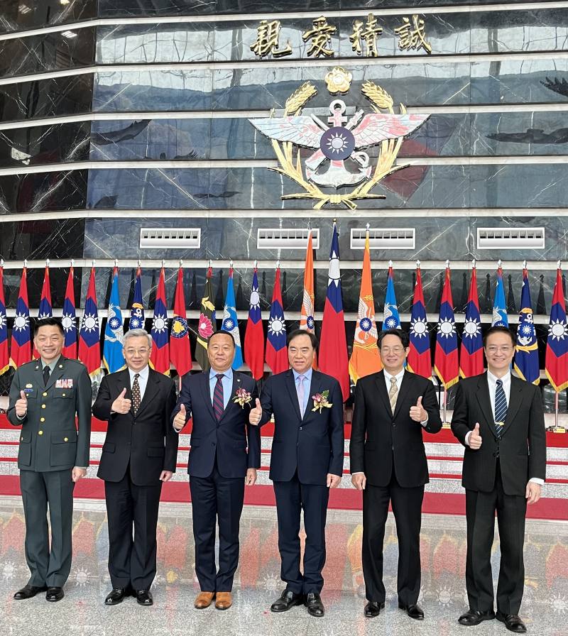 內政部吳政務次長容輝（右3）、國防部柏副部長鴻輝（左3）、役政司沈司長哲芳（右2）、國防部資源規劃司鄧司長克雄（左2）、人力資源處董處長紹明（左1）及役政司陳副司長裕興（右1）