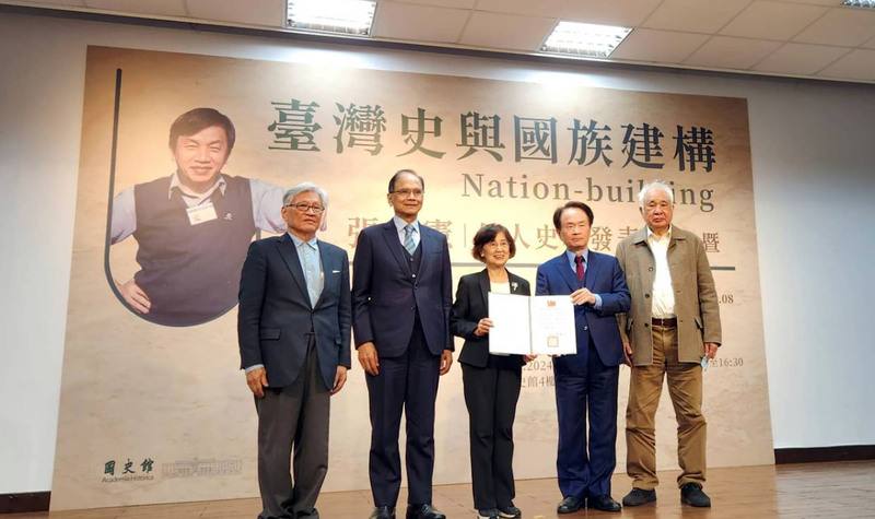 國史館27日舉行「張炎憲個人史料發表會暨史料入藏微型展」，總統府資政姚嘉文（右起）、國史館長陳儀深、張炎憲夫人林琇梨、前立法院長游錫堃、詩人李敏勇等人出席
