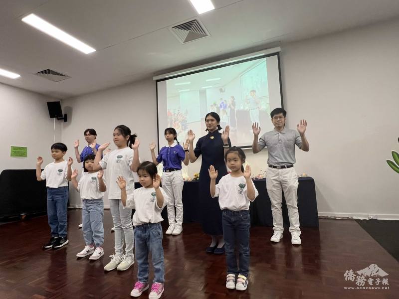 慈青帶領小朋友表演「龍龍的新年」手語歌