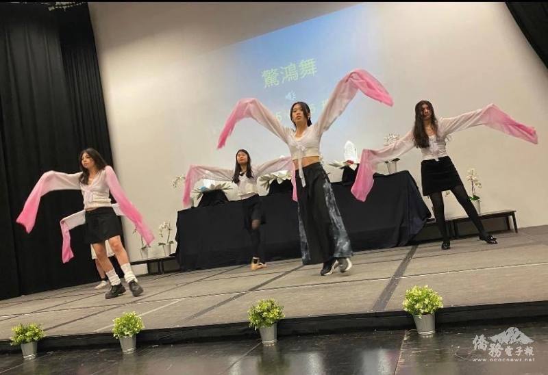 臺灣華語文學習中心學員與倫敦慈校師生合作，表演民俗舞蹈等具代表性的臺灣藝術文化 (英國慈濟聯絡處提供)