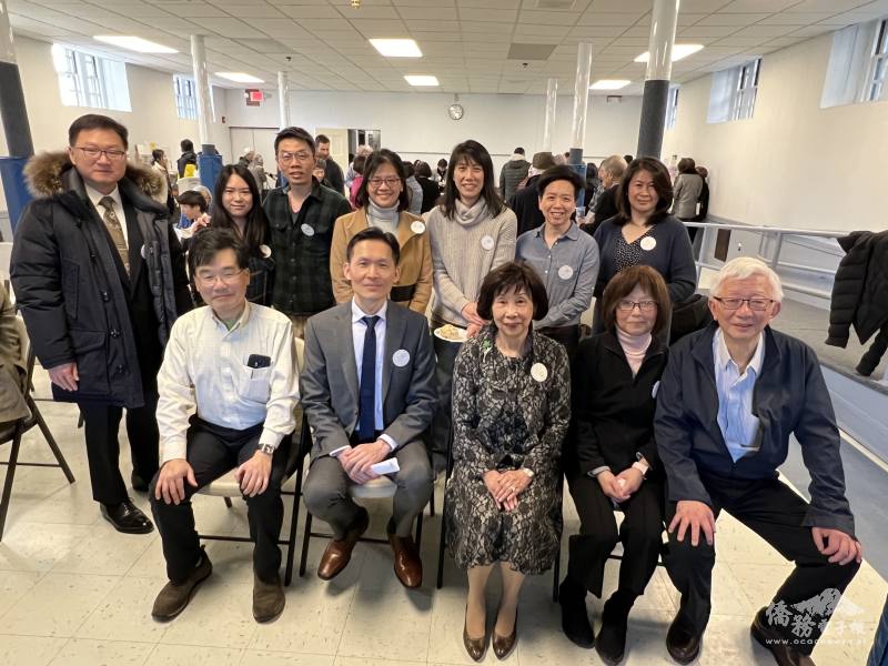 (前排右至左) 賴林婉玲夫婦、郭競儒、廖朝宏、邱萬鈞；(後排右至左) 理事彭幸娜、鍾佳君、黃立雅、僑務促進委員康麗雪，及主任潘昭榮 (後排左)一同合影