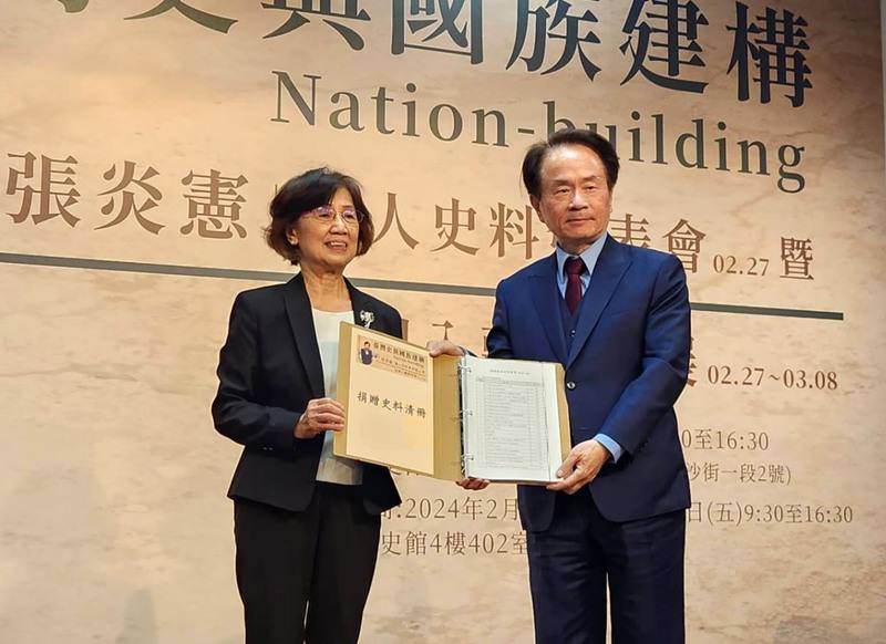 前國史館長張炎憲逝世10週年，國史館27日舉行「張炎憲個人史料發表會暨史料入藏微型展」，張炎憲夫人林琇梨（左）、國史館長陳儀深出席