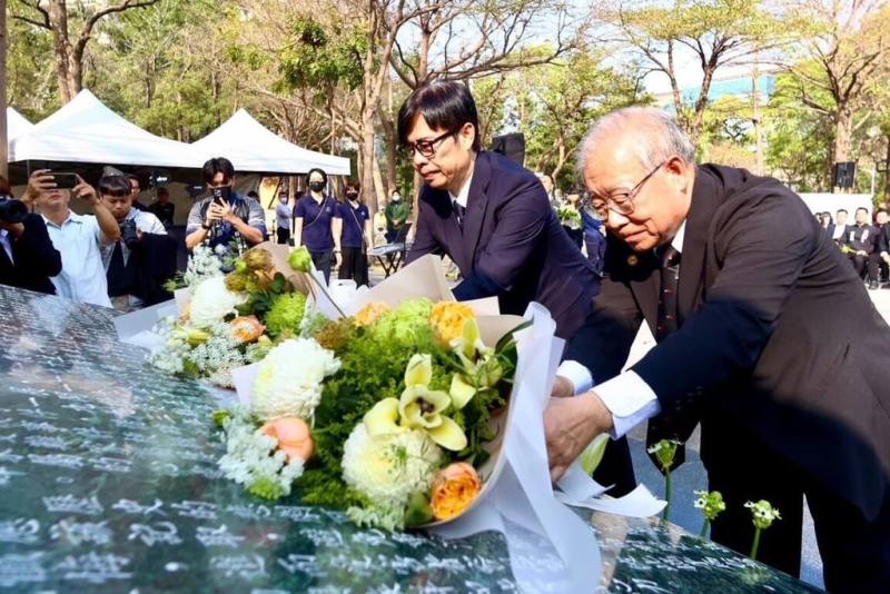高雄市長陳其邁（前右2）28日出席高雄「二二八事件77週年追思紀念儀式」，致詞後在紀念碑獻花，與家屬一同悼念。（高雄市政府提供）