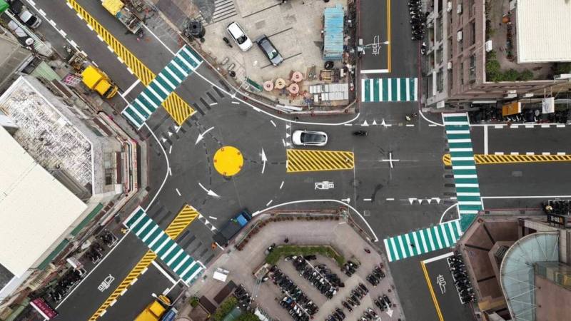 為改善高雄三多百貨商圈周邊的文橫三路與廣西路口安全，高雄市首創標線型圓環，27日完工啟用。（高雄市交通局提供）