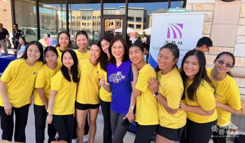 主任王盈蓉為參加舞蹈演出的FASCA學員加油