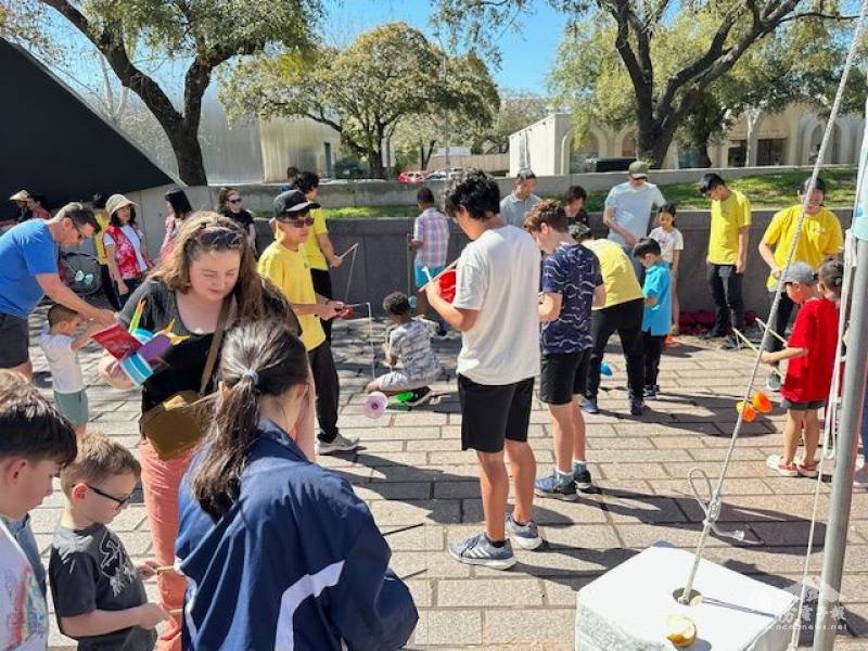 不同年齡層的民眾體驗扯鈴的樂趣