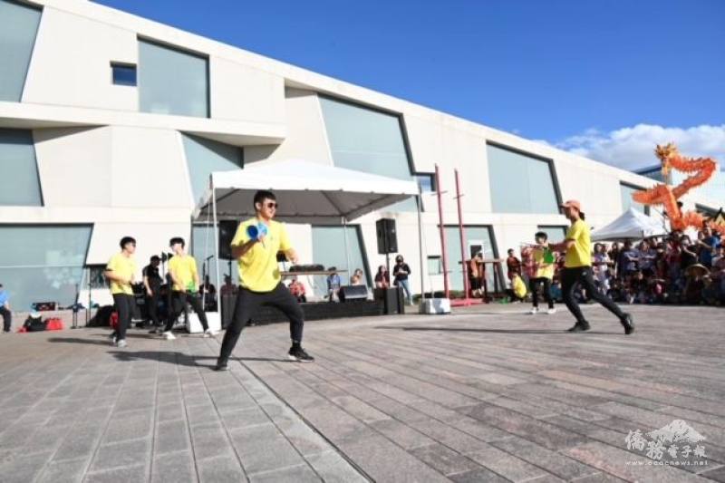 FASCA扯鈴隊由Truman Wang隊長帶領表演扯鈴互拋動作