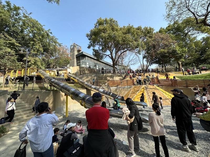 彰化縣改善八卦山風景區自然生態園區「八卦山大佛綠地森呼吸」，打造彰化縣內公園滑道2座高差最大的溜滑梯，28日舉行啟用典禮，吸引眾多親子前來體驗