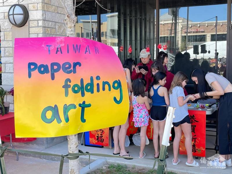 臺灣摺紙文化攤位吸引許多有興趣的民眾
