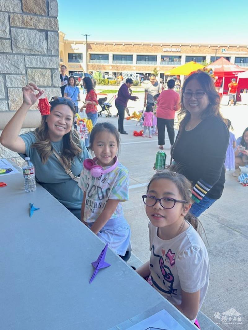 家長及小朋友開心地展示現場摺製燈籠及摺紙成果