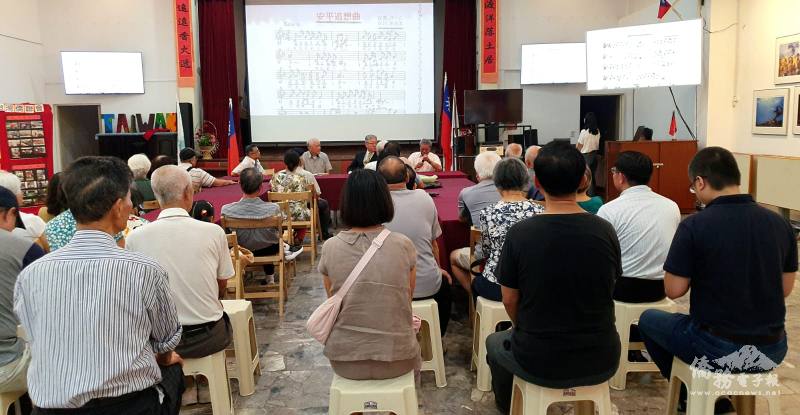 與會民眾專心聆聽及了解民謠歷史，感受臺灣民主演變