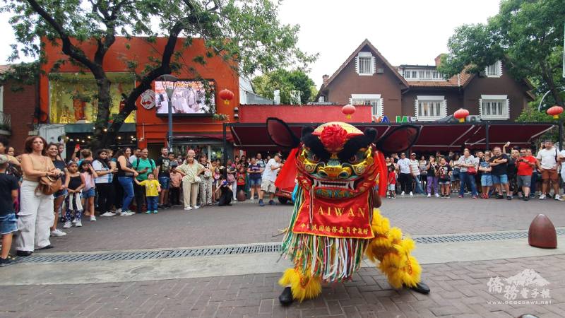 「臺灣獅」在臺灣會館前街道與阿根廷民眾一起鬧元宵，熱鬧互動感受臺灣傳統文化魅力