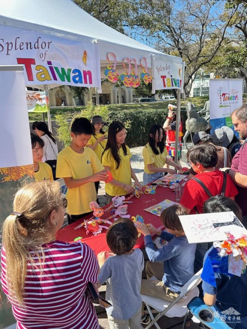 大排長龍的民眾等待DIY龍年燈籠