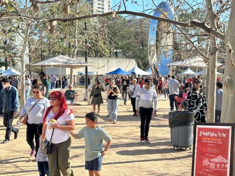 參加園遊會的人潮絡繹不絕