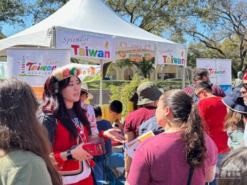 白文翠向來參加園遊會的主流人士介紹臺灣