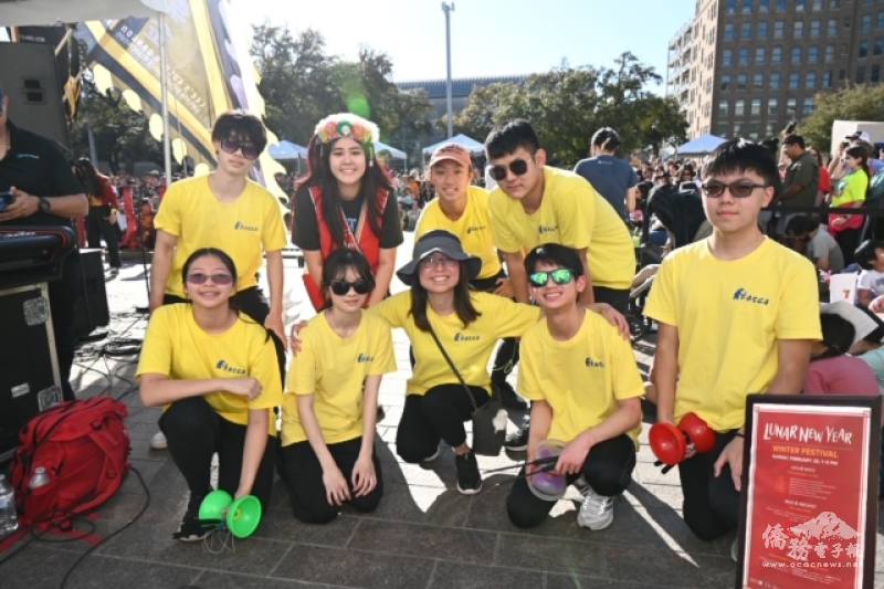 白文翠帶領 FASCA學員參與休士頓美術館和HEB超市合辦的慶祝龍年農曆新年園遊會