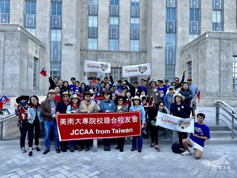 駐休士頓辦事處處長蕭伊芳（前排中），組長張家華（前排左四）、組長韋天翔 （左三）、副主任陳譓如（左五）、僑務委員劉秀美（右五）、前僑務委員葉宏志 （左六）、校聯會會長戴珮青 （右四）與 Team JCCAA、啦啦隊合影