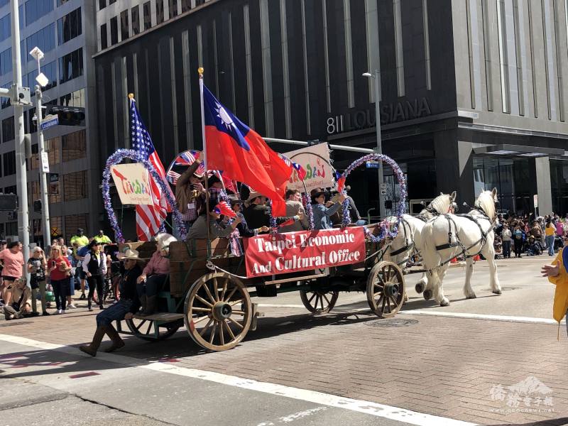休士頓臺北經濟文化辦事處 TECO和美南大專院校聯合校友會 JCCAA 的聯合馬車 “Taiwan Pride”