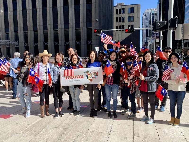 休士頓文教中心主任王盈蓉 （中）和JCCAA 啦啦隊合影 （前排左二：JCCAA前理事長劉美玲，左三：公關邱佩冠，右二：第一副會長辜千慈）