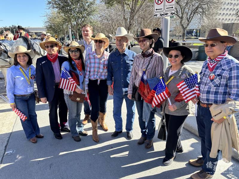 休士頓市長John Whitmire親切地和蕭伊芳及臺灣馬車一行人寒暄合影（前排從左到右：戴珮青，張家華，陳譓如，Performing Arts Houston President & CEO Meg Booth，John Whitmire，蕭伊芳，劉秀美，葉宏志；後排：Asia Society Texas Center Director of Business and Policy Matthew Fuller）