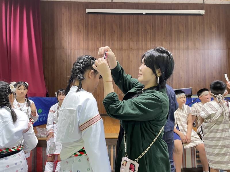 「畢業暖拍」團隊由一群北部攝影同好組成，他們每年到花蓮縣秀林鄉替佳民、三棧及景美國小學生拍攝畢業照，包辦妝髮、拍攝到製作畢業紀念冊，為學生留下美好校園回憶。