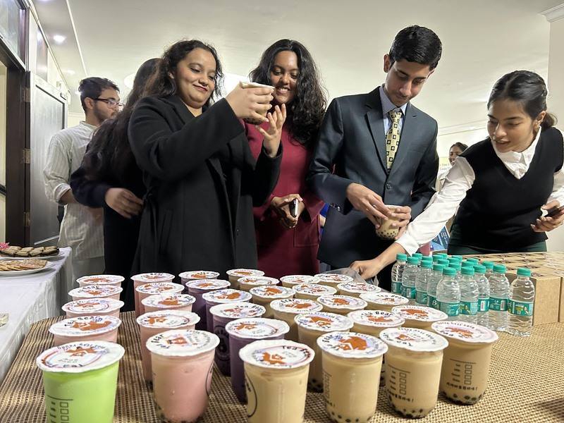 印度金德爾全球大學師生30多人28日拜會駐印度代表處，圖為學生們品嚐代表處準備的珍珠奶茶