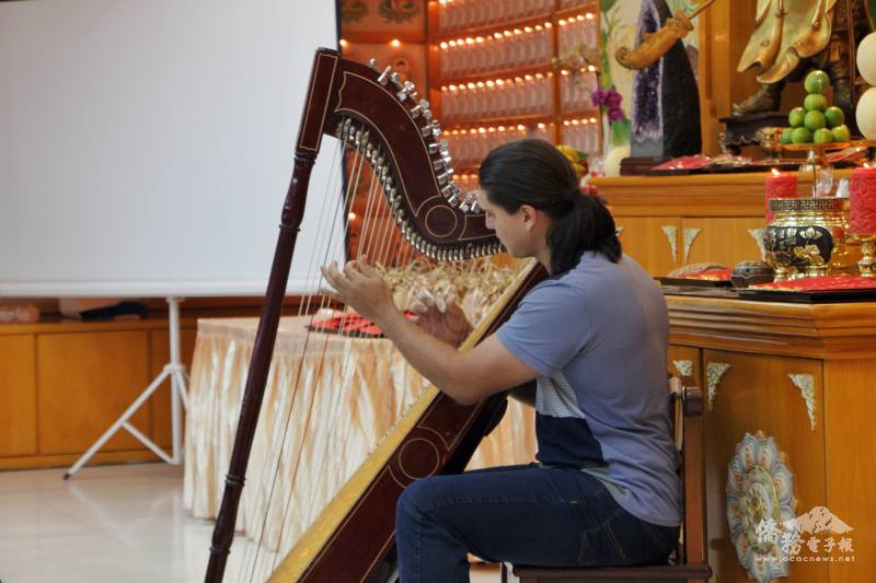 當地信徒José Luis 帶來豎琴演奏