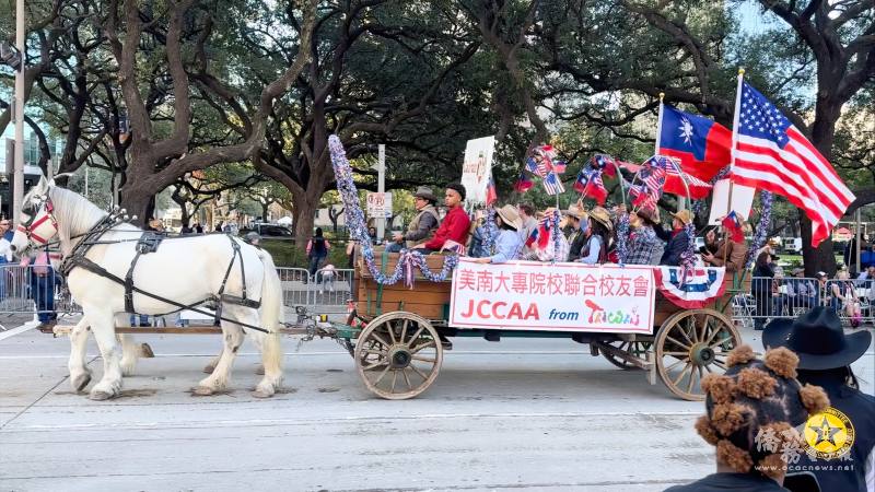 美南大專院校聯合校友會 JCCAA和休士頓臺北經濟文化辦事處 TECO的聯合馬車 “Taiwan Pride”