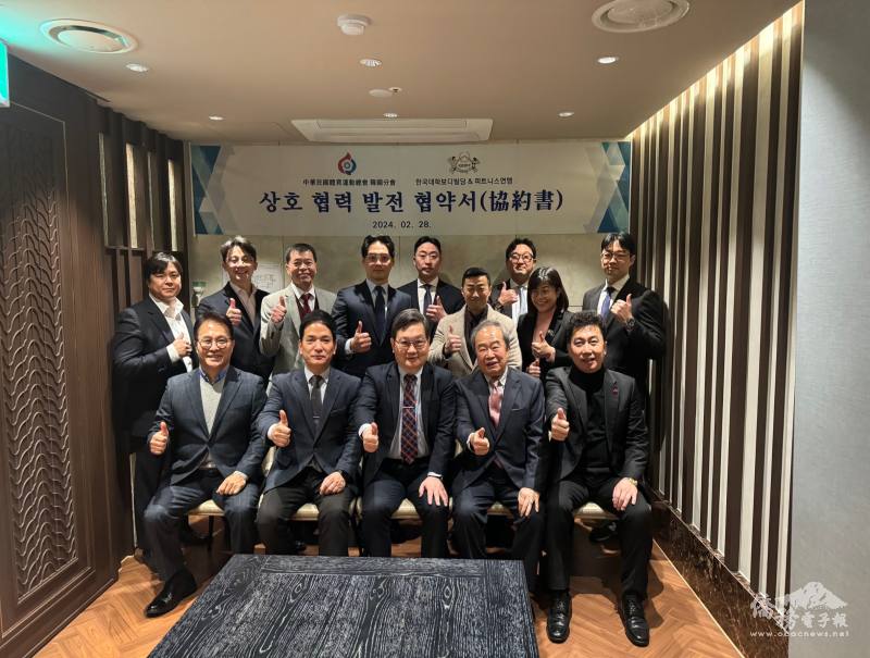 駐韓國代表處梁光中與「韓國大學健美與健身聯盟」(KUBFF )會長團隊合影