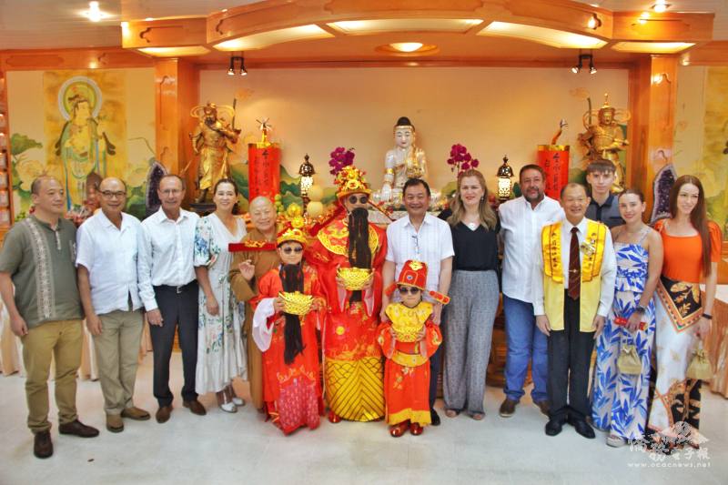 貴賓們與財神爺合影