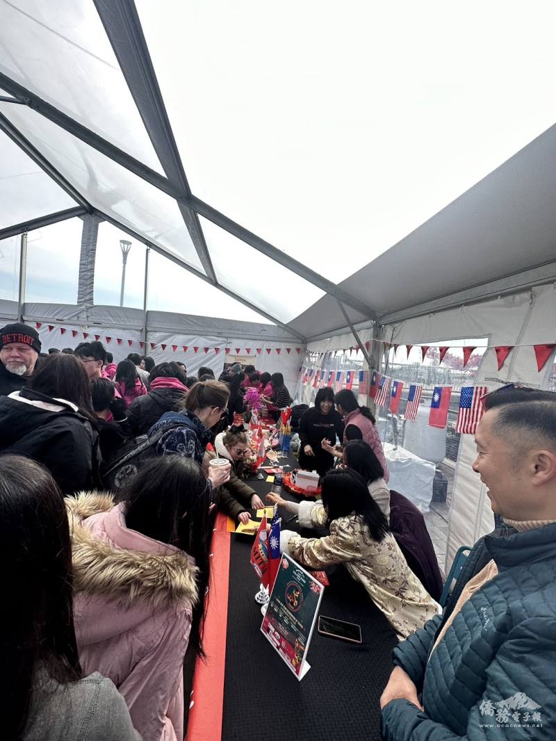 精采的臺式年節活動，帶來滿場的人潮，把會場擠得水洩不通