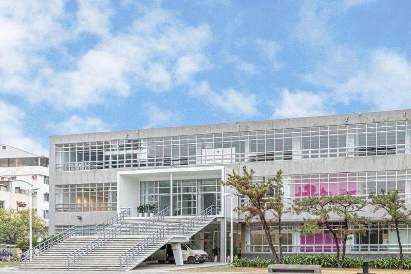 美國藝術家波希克（Kurt Perschke）發起「紅球計畫RedBall Project」，29日起將現身台南各景點，成功大學在現身地點之一的成大未來館策辦平行展，介紹藝術理念。圖為成大未來館外觀。（成大提供）