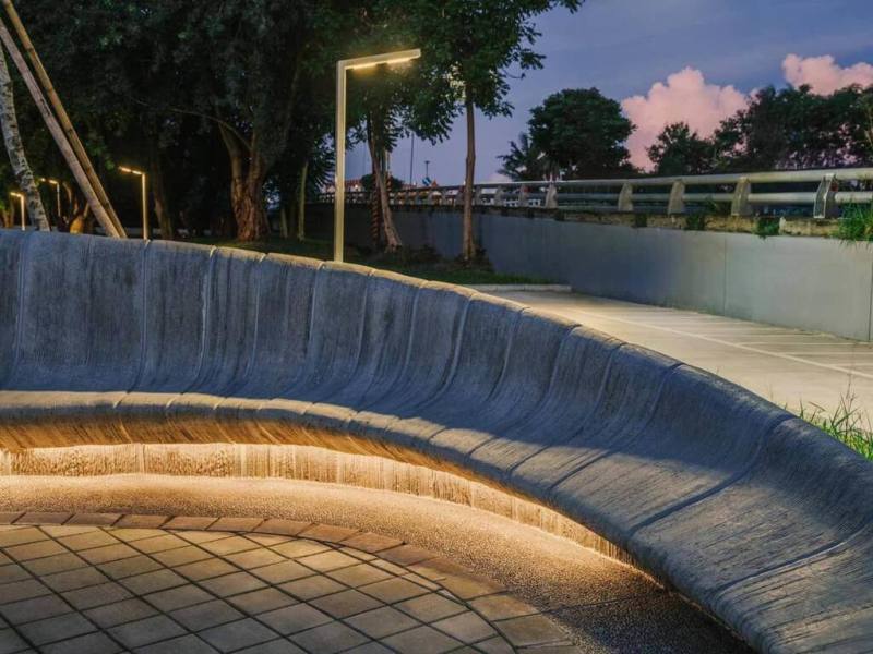 高雄市水利局表示，高雄市美濃運動中心戶外景觀3D列印街道座椅，成功從72個國家、近萬件參賽作品中脫穎而出，榮獲德國iF設計獎（iF Design Award）肯定。（高雄市水利局提供）