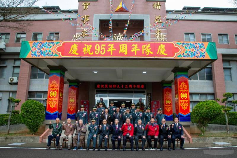 陸軍裝甲兵訓練指揮部舉行「95週年隊慶」，陸軍副司令陳中將、裝訓部指揮官周少將與歷任校長、指揮官等校友合影
