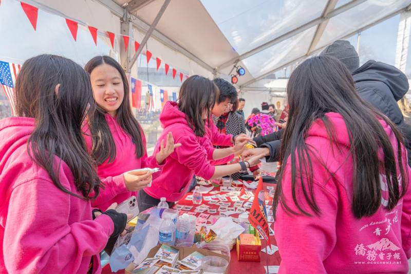 密西根FASCA學員為現場觀眾貼上浮水臺灣黑熊貼紙