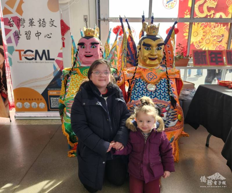 人氣爆棚的電音三太子，表演過後，觀眾爭相合影留念