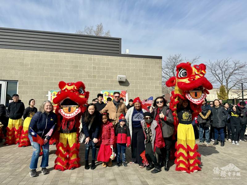 活動現場貴賓雲集，長期為臺發聲的主流重量級人士，與舞獅隊合影