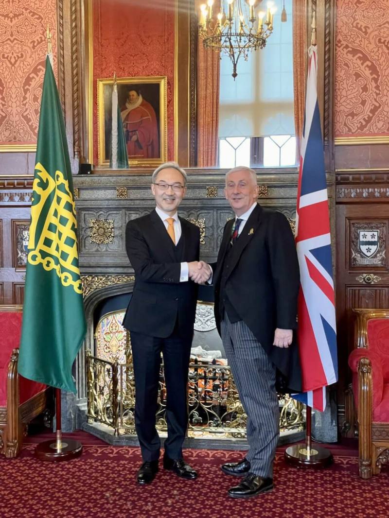 英國國會下議院議長霍伊爾（右）2月29日接見駐英代表姚金祥。（圖取自twitter.com/Taiwan_in_UK）